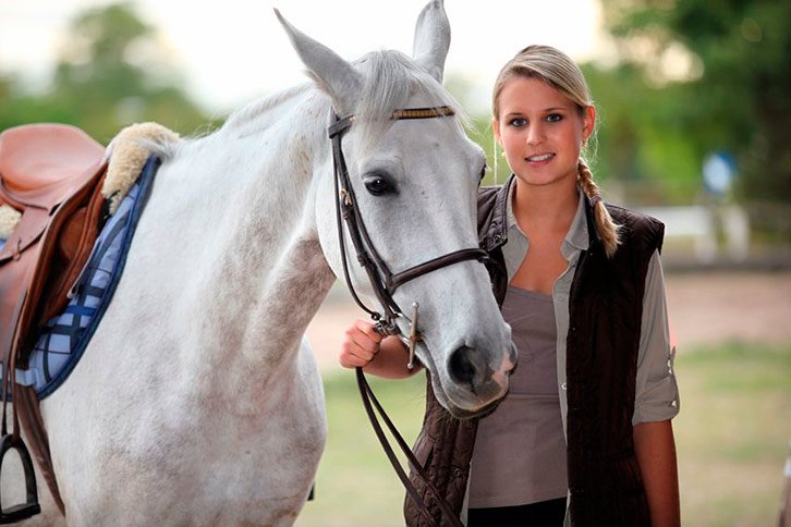 Chica y caballo