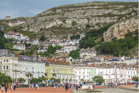 Pasea por el paseo marítimo de Llandudno