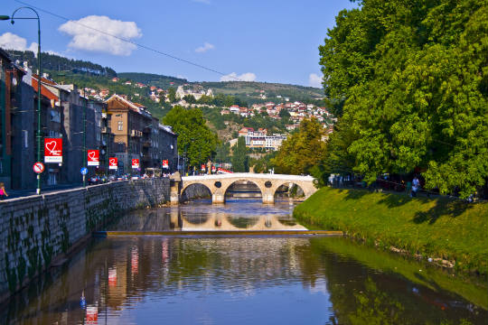 Pasea por las calles y barrios de Sarajevo