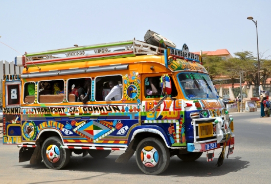 Colorido autobús en Senegal