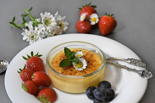 Disfruta de una deliciosa crema catalana, costa Brava