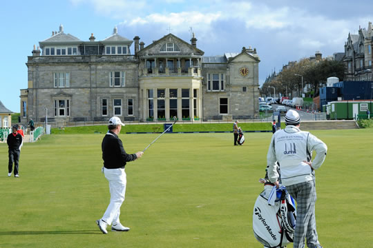 Practica deportes como el golf en tu paso por Escocia