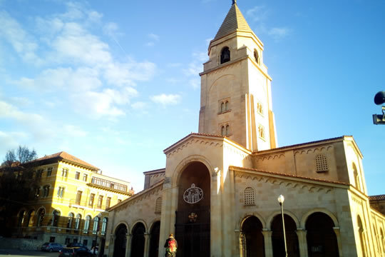 Visita la Iglesia de San Pedro, Gijón