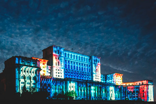 Vistas nocturnas del Parlamento de Bucarest