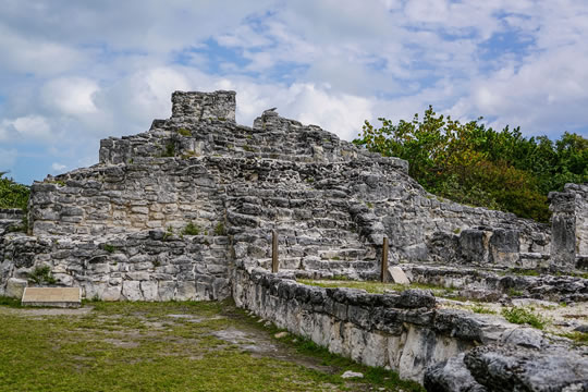 Contempla la arqueología del Rey y su naturaleza.