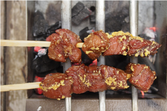 Ven a probar los pinchos de carne más sabrosos, Indonesia