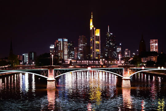 Descubre el ambiente nocturno de Frankfurt