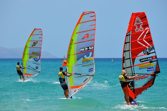 Diviértete practicando windsurf en Fuerteventura